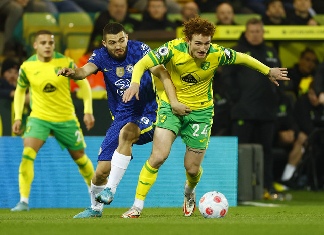 Pemain Chelsea Mateo Kovacic duel dengan Josh Sargent dari Norwich City Pada pertandingan Liga Inggris di Carrow Road, Norwich, Inggris Foto: Andrew Boyers/Reuters