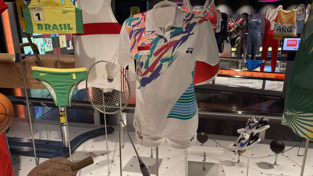 Raket dan baju Susi Susanti dipamerkan di Museum Olimpiade di kota Lausanne, Swiss. Foto: Daniel Chrisendo/kumparan