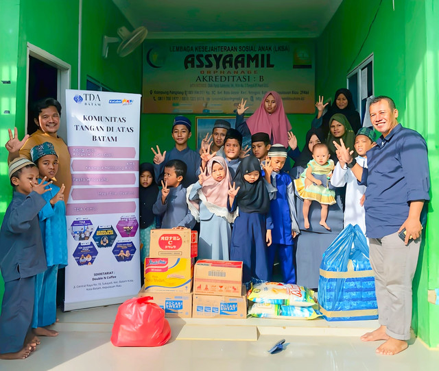 Pengurus TDA Batam menyalurkan bantuan pada panti asuhan. Sumbangan donasi berasal dari para anggota TDA Batam. dok
