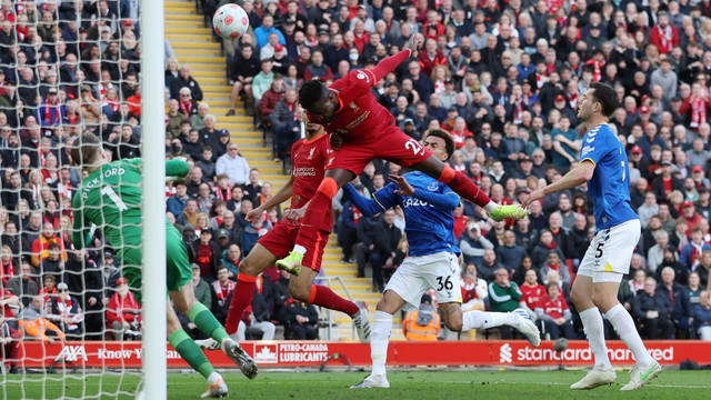 Pemain Liverpool Divock Origi mencetak gol kedua mereka saat hadapi Everton di Stadion Anfield, Liverpool, Inggris, Minggu (24/4/2022). Foto: Phil Noble/REUTERS