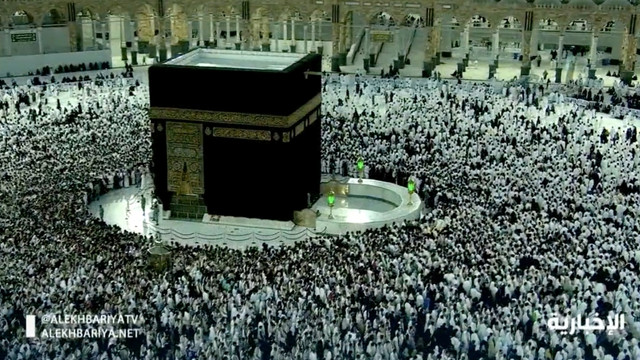 Suasana di sekitar Ka'bah pada Jumat (11/3/2022), setelah Arab Saudi melonggarkan protokol masuk ke Masjidil Haram. Foto: @alekhbariyatv