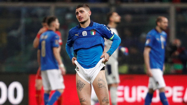 Pemain Italia Marco Verratti terlihat sedih setelah pertandingan melawan Makedonia Utara di Stadio Renzo Barbera, Palermo, Italia, Kamis (24/3/2022). Foto: Guglielmo Mangiapane/REUTERS