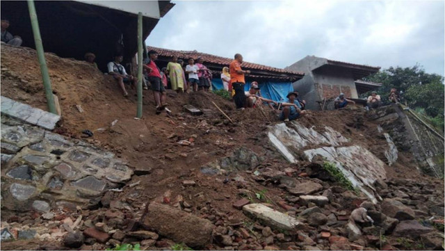 Rumah warga di Kabupaten Kuningan, Jawa Barat, nyaris terseret longsor usai dilanda hujan lebat. (Foto: BPBD Kuningan)