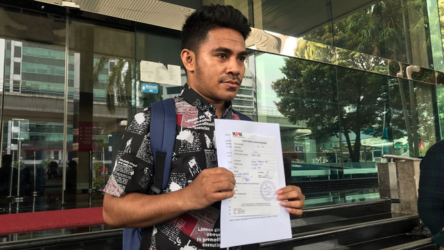 Alumni Akademi Jurnalistik Lawan Korupsi (AJLK) 2020 KPK, Korneles Materay melaporkan Firli Bahuri ke Dewas terkait penghargaan kepada istrinya atas penciptaan mars dan himne KPK, Rabu (9/3). Foto: Dok. Hedi