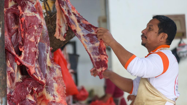 Penjual daging di Pasar Almahirah, Banda Aceh. Foto: Suparta/acehkini 