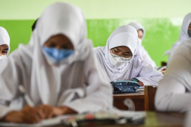 Sejumlah siswa mengikuti kegiatan belajar mengajar secara tatap muka di SMA Negeri 87, Jakarta, Jumat (8/4/2022). Foto: Hafidz Mubarak A/ANTARA FOTO