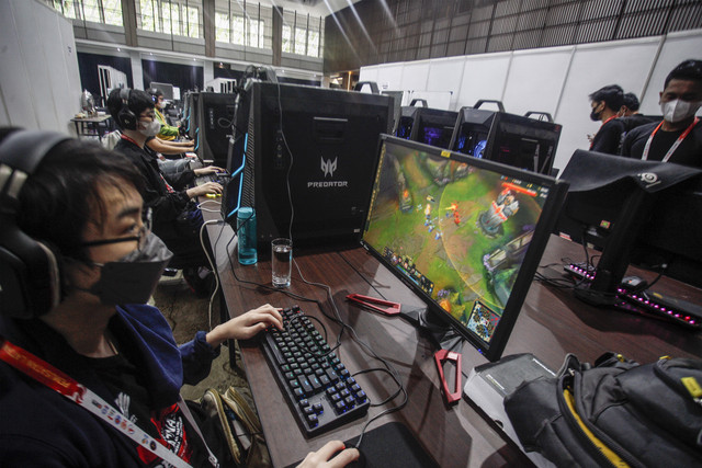 Sejumlah atlet mengikuti Pemusatan Latihan Nasional (Pelatnas) Esports untuk SEA Games 2021 Vietnam di Megamendung, Kabupaten Bogor, Jawa Barat, Senin (7/3/2022).  Foto: Yulius Satria Wijaya/ANTARA FOTO