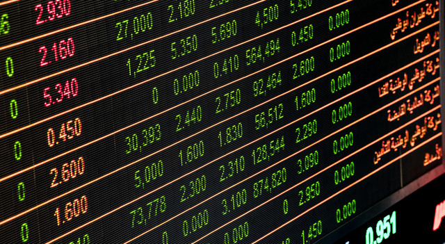 Gambaran dunia saham (Photo by Pixabay: https://www.pexels.com/photo/airport-bank-board-business-534216/)