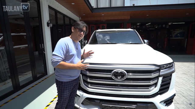 Andre Taulany dengan mobil mewahnya, Land Cruiser L300 VX-R. Foto: Youtube/TAULANY TV