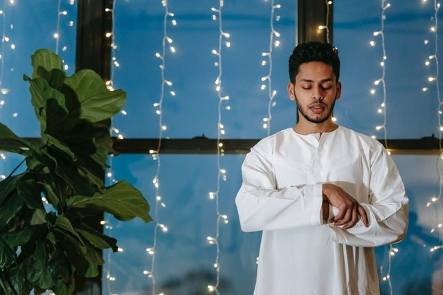 Ilustrasi gerakan salat yang salah satunya terdiri dari melafalkan bacaan takbiratul ihram. Foto: Pexels
