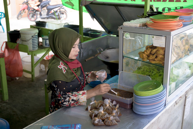 Ilustrasi perempuan berjualan. Foto: Shutterstock.