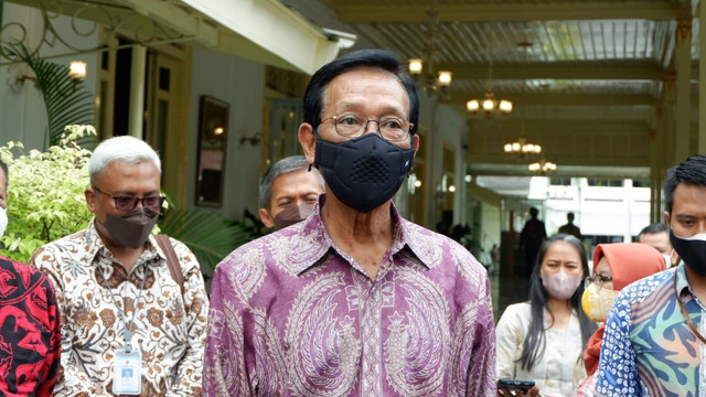 Gubernur DIY Sri Sultan Hamengku Buwono X di Kepatihan Pemda DIY, Kamis (24/2/2022). Foto: Arfiansyah Panji Purnandaru/kumparan