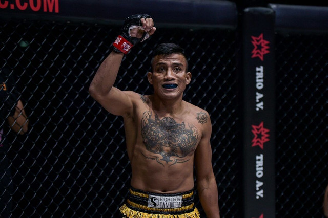 Chan Rothana berlaga di ONE: LIGHTS OUT dengan menghadapi Eko Roni Saputra. Foto: ONE Championship