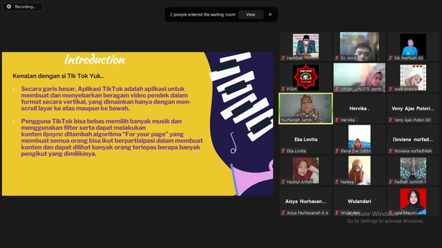 Mahasiswa PGMI UIN Sulthan Thaha Saifuddin Jambi mengikuti dengan serius pelatihan pembuatan video populer TikTok melalui zoom.