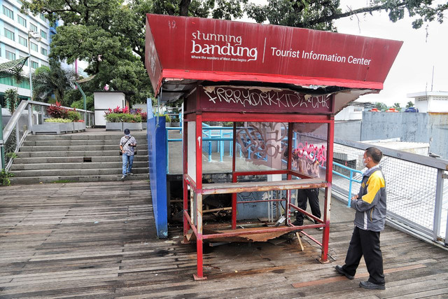 Kondisi Skywalk Cihampelas yang sarananya mengalami kerusakan. FOTO: Humas Pemkot Bandung