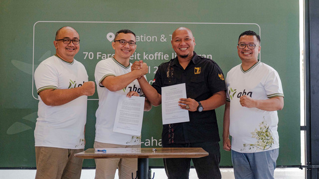 Petinggi PT AHA bersama Ketua Yayasan Temanmu Peduli Bangsa, Ngurah Agung (2 dari kanan) usai penandatanganan MOU - IST