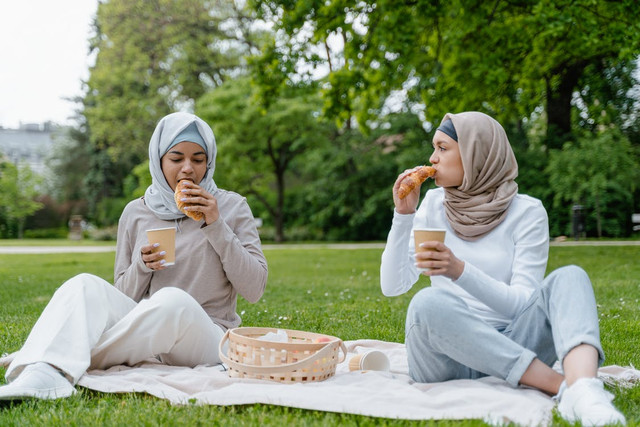 Ilustrasi artikel Hikmah Silaturahmi dan Maknanya Menurut Agama Islam. Sumber: pexels.com/MART PRODUCTION