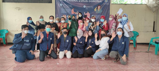 Mahasiswa KKN Kelompok M9 dari Universitas Budi Luhur dan warga RW 03, Kelurahan Joglo, Kembangan, Jakarta Barat