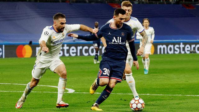 Pemain Paris St Germain Lionel Messi duel dengan Dani Carvajal dan Toni Kroos dari Real Madrid saat pertandingan Liga Champions di Santiago Bernabeu, Madrid, Spanyol. Foto: Susana Vera/Reuters