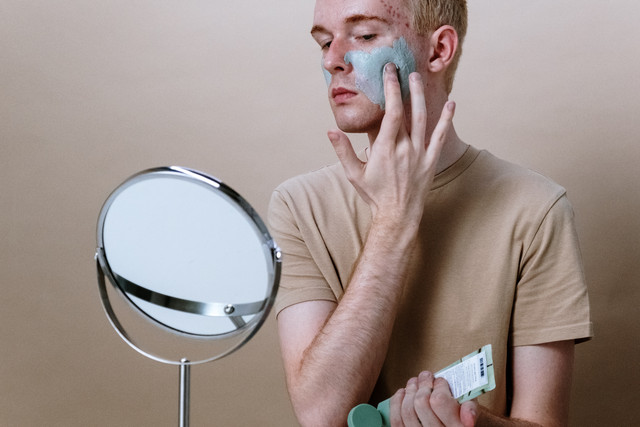 Foto pria menggunakan masker kulit muka. Foto: Pexels/cottonbro.