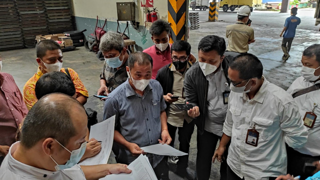 KPPU saat melakukan sidak ke produsen minyak goreng. Foto: KPPU Medan