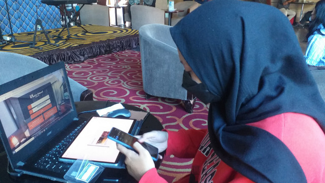 Seorang mahasiswa di Merauke berburu jaringan internet agar terhubung dengan kuliah online. (BumiPapua.com/Abdel Syah) 