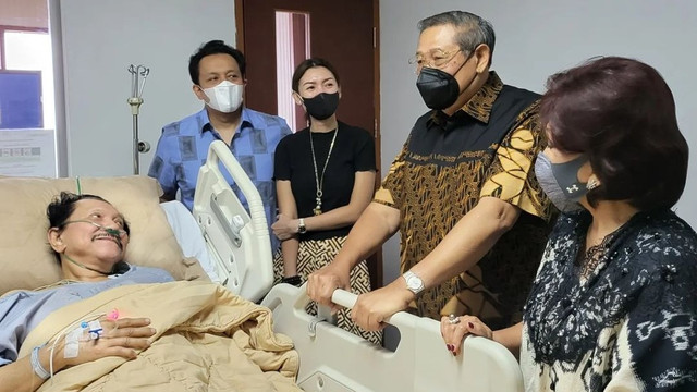 Presiden ke-6 RI Susilo Bambang Yudhoyono (SBY) menjenguk mantan Kepala BIN Hendropriyono di RSPAD. Foto: Instagram/@diaz.hendropriyono