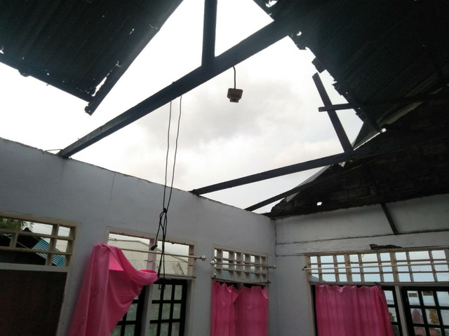 Kondisi rumah warga di Kelurahan Dorari Isa, Kecamatan Pulau Hiri, yang rusak diterpa angin kencang beberapa waktu lalu. Foto: Istimewa