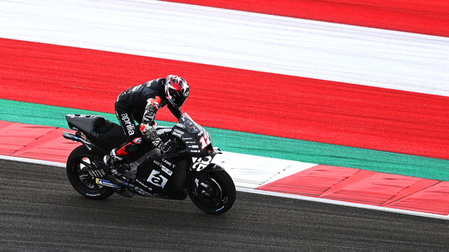 Pembalap Aprilia Racing Maverick Vinales memacu sepeda motornya pada hari pertama tes pramusim MotoGP 2022 di Pertamina Mandalika International Street Circuit, Lombok Tengah, NTB, Jumat (11/2/2022). Foto: ANTARA FOTO/Andika Wahyu