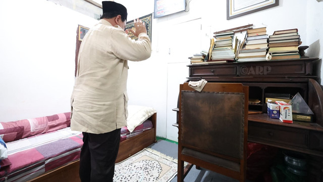 Ketum Gerindra Prabowo Subianto salat di kamar Mbah Moen. Foto: Gerindra