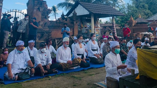 Suasana saat ritual adat untuk pembersihan lokasi pose bugil WNA asal Rusia di Pura Babakan, Desa Adat Bayan, Kecamatan Marga, Kabupaten Tabanan - IST