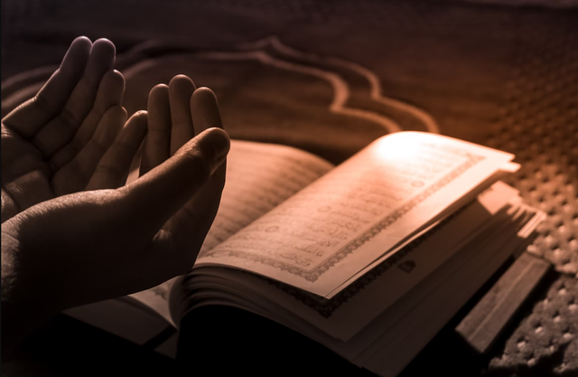 Ilustrasi mengamalkan sholawat syifa untuk menyembuhkan penyakit. Foto: Pixabay