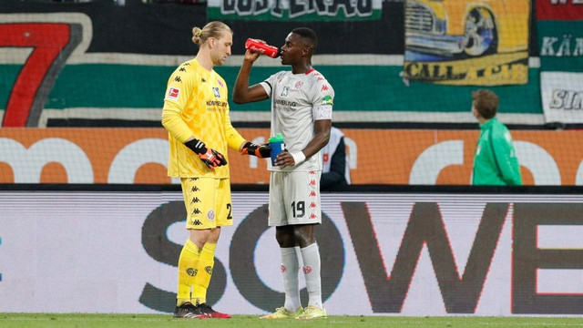 Moussa Niakhate (kanan) berbuka puasa di tengah pertandingan Divisi Teratas Liga Jerman (Bundesliga) 2021/22, Augsburg vs Mainz, di WWK Arena pada 6 April 2022. Foto: Twitter/@Mainz05en
