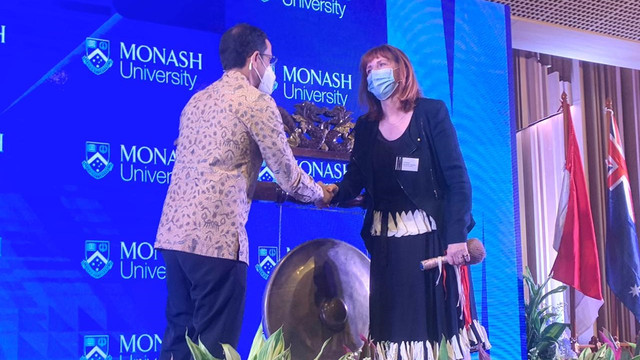 Mendikbudristek Nadiem Makarim dan Rektor Monash University Margaret Gardner saat pembukaan Monash University Indonesia di BSD City, Tangerang, Banten, Kamis (14/4/2022). Foto: Jemima Shalimar/kumparan