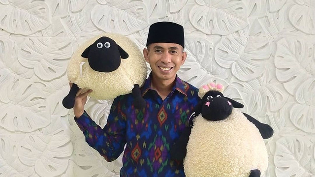 Ribut Santoso, guru yang viral dari Lumajang.  Foto: Instagram/@r_dancer_management