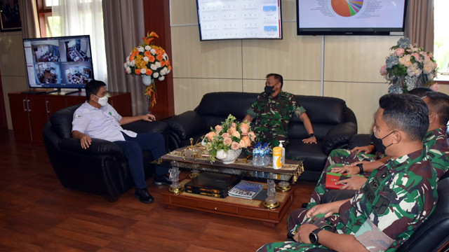 Komandan Korem (Danrem) 131/ Santiago, Brigjen TNI Mukhlis, SAP. MM saat melakukan peninjauan kesiapan operasi pemisahan bayi kembar siam di RSUP Prof. Dr. R. D. Kandou.
