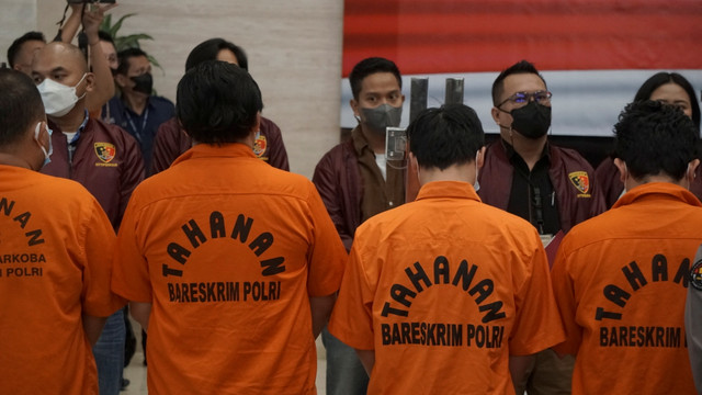 Tersangka kasus Robot Trading dan Binary Option Fahrenheit, Dna Pro dan Binomo di Bareskrim, Kamis (7/4/2022). Foto: Iqbal Firdaus/kumparan