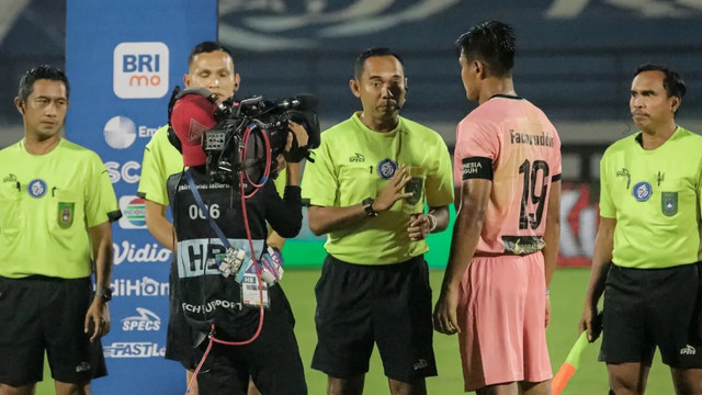 Madura United memasuki lapangan Stadion Kapten I Wayan Dipta, Bali, sendirian pada Senin (21/2) malam WIB. Tim Persipura tak datang, laga Liga 1 batal digelar. Foto: Instagram/@maduraunited.fc