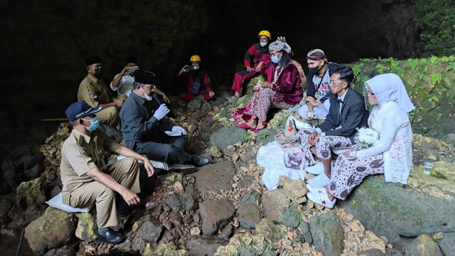 2 pengantin yang gelar akad nikah di Goa Ngingrong Gunungkidul. Foto: Erfanto/Tugu Jogja