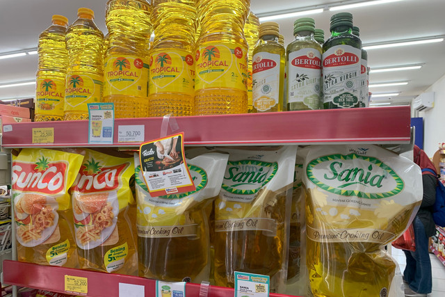 Stok minyak goreng di Alfamart Jalan Poltangan Raya, Jakarta, Senin (25/4/2022). Foto: Moh Fajri/kumparan