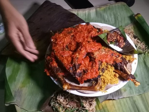 Ayam panggang dengan nasi urap menjadi menu utama saat megibung - LSU