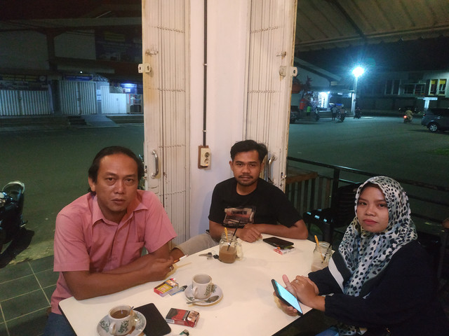 Kuasa hukum mantan karyawan Home Credit saat jumpa pers dengan wartawan di Batam, Kamis (24/2). Foto: Rega/kepripedia.com