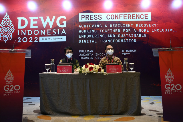 Sekjen Kementerian Kominfo selaku Chair Digital Economy Working Group (DEWG) G20 2022 Mira Tayyiba (kiri) bersama Juru Bicara Kementerian kominfo Dedy Permadi menyampaikan keterangan pers DEWG G20 2022 di Jakarta pada Selasa (8/3/2022). Foto: Sigid Kurniawan/ANTARA FOTO