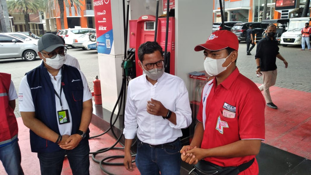 Wakil Menteri BUMN I Pahala Mansury cek SPBU Pertamina di Situbondo, Jawa Timur, Minggu (3/4/2022). Foto: Pertamina