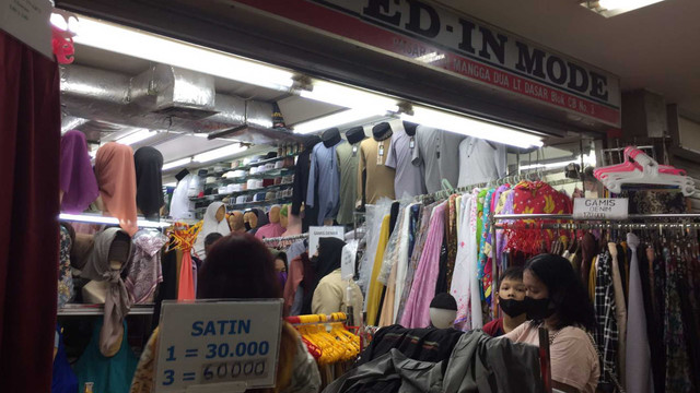 Toko busana muslim di Pasar Pagi Mangga Dua ramai didatangi pengunjung meski H-1 lebaran, Minggu (1/5/2022). Foto: Narda Margaretha Sinambela/kumparan