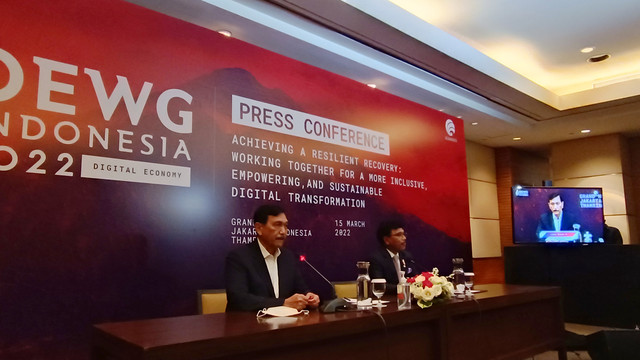 Menteri Koordinator bidang Kemaritiman dan Investasi Indonesia Luhut Binsar Panjaitan dan Menteri Komunikasi dan Informatika Johnny G Plate dalam pembukaan Digital Economy Working Group (DEWG) Indonesia 2022, Selasa (15/2/2022). Foto: Ghinaa Rahmatika/kumparan