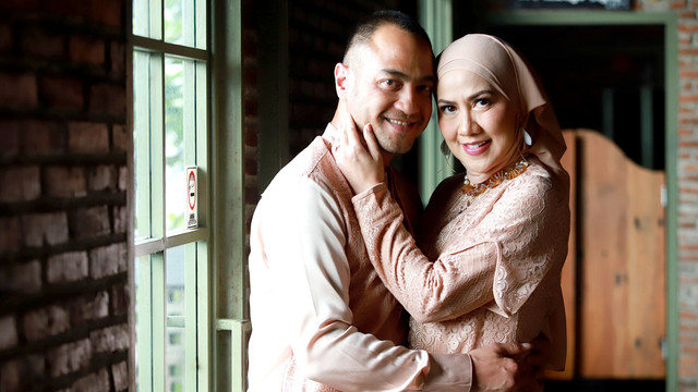 Pasangan artis Vena Melinda dan Ferry Irawan di kawasan Studio Toha, Ciputat, Tangerang Selatan, Rabu (23/3/2022). Foto: Agus Apriyanto