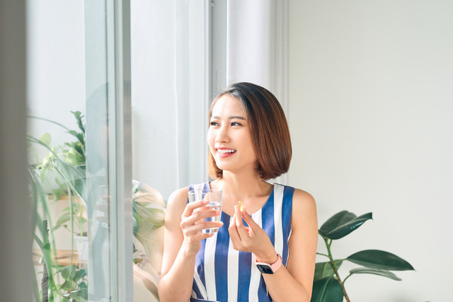 Ilustrasi minum multivitamin di bulan puasa. Foto: Makistock/Shutterstock