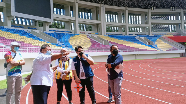 Tim Kementerian PUPR mengecek venue atletik ASEAN Para Games 2022 di Stadion Manahan Solo, Kamis (07/04/2022). FOTO: Agung Santoso