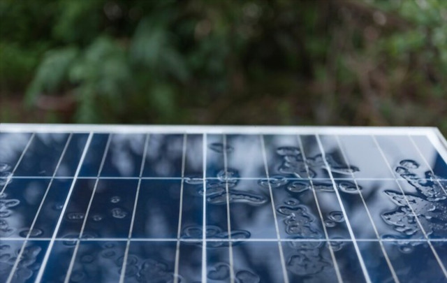 Panel surya di musim hujan. Sumber: Shutterstock